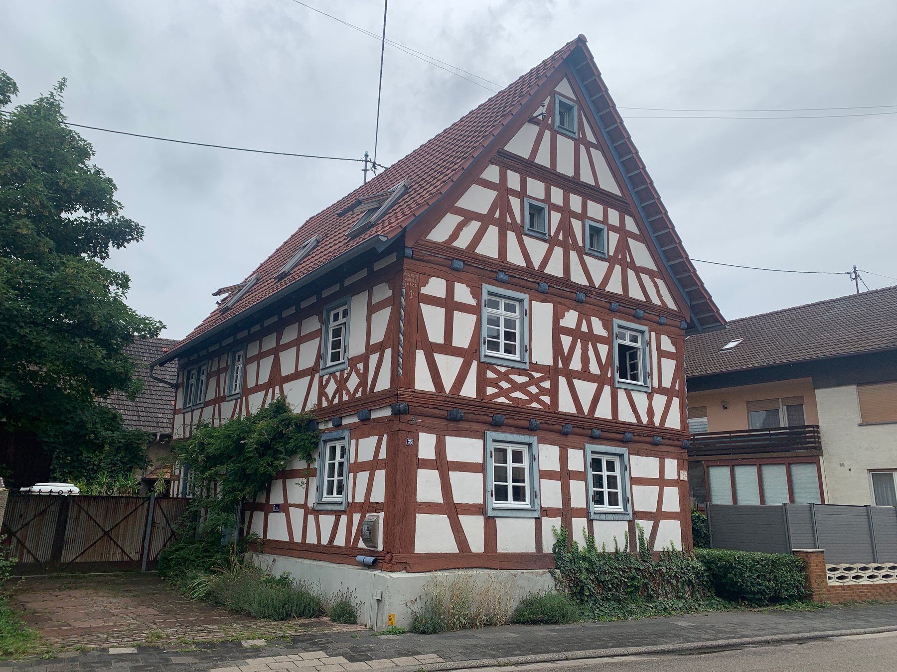 Außenansicht eines privaten Fachwerkwohnhauses